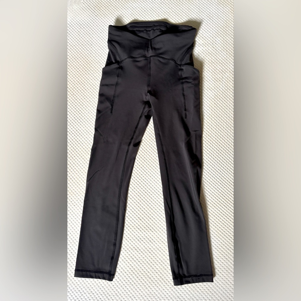 Lululemon Power Thru High-Rise Tight 22” Black Leggins.